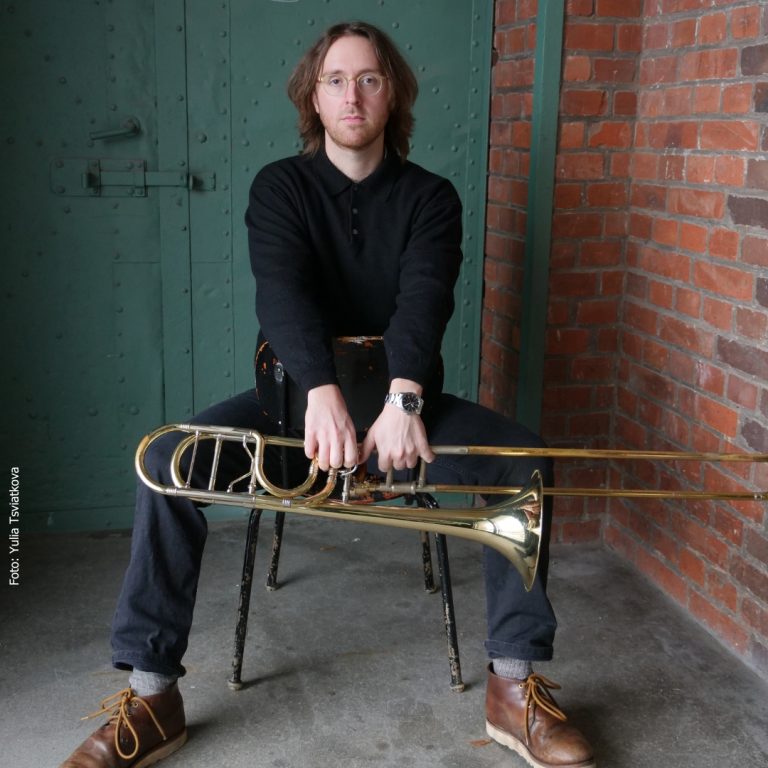 K&uuml;nstlerfoto von Dalton Harris mit Posaune