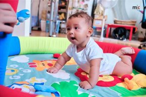 Baby auf Spielteppich