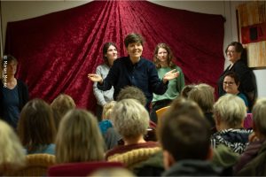 Ein Impro-Theater-Gruppe beim Auftritt vor Publikum